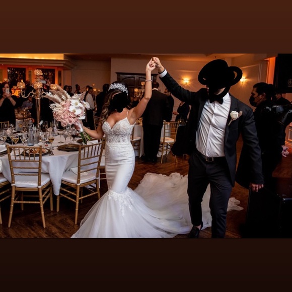 Enzoani Naya Wedding Dress size 0 - Picture 2 of 4